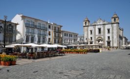 Evora square - Portugal.com