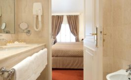 Bedroom of Grand Hotel Moderne | Portugal.com