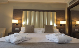gran hotel luna granada guestroom