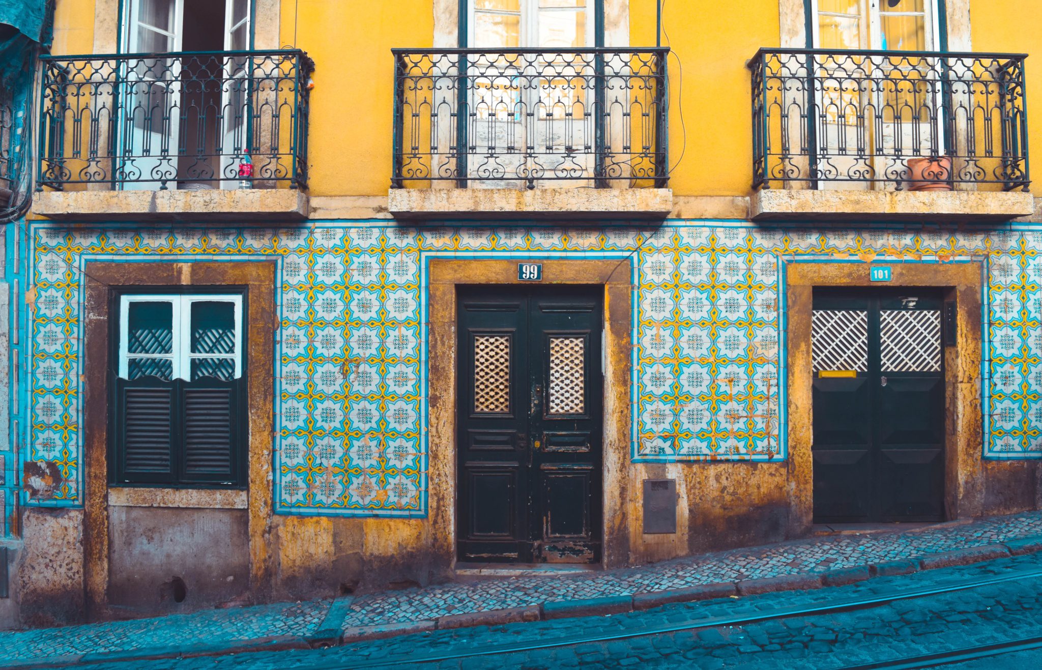 Experience the Best of Lisbon Like a Local on a Budget